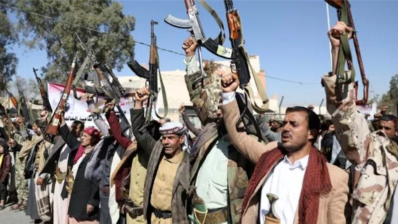 الحوثيون يطلقون زوراق مفخخة من الحديدة.. ويهددون الملاحة والتجارة العالمية