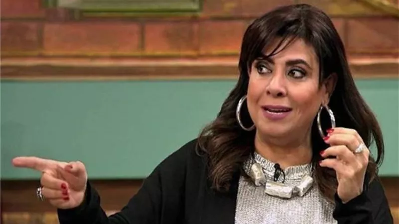 مش لاقي فرصة فيها عدالة.. نشوي مصطفى توجه رسالة لكريم الحسيني بعد بيعه المشروبات بالشارع