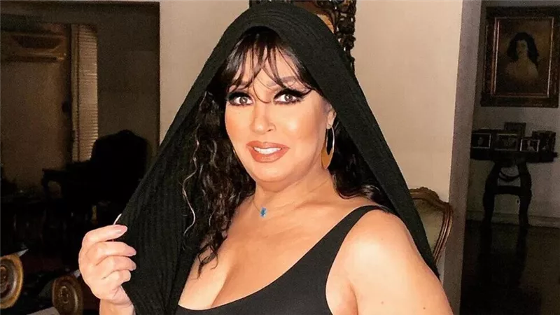 بعد مرور 10 أيام على وفاة شقيقتها.. فيفي عبده ببدلة الرقص والشيشة بأحدث ظهور