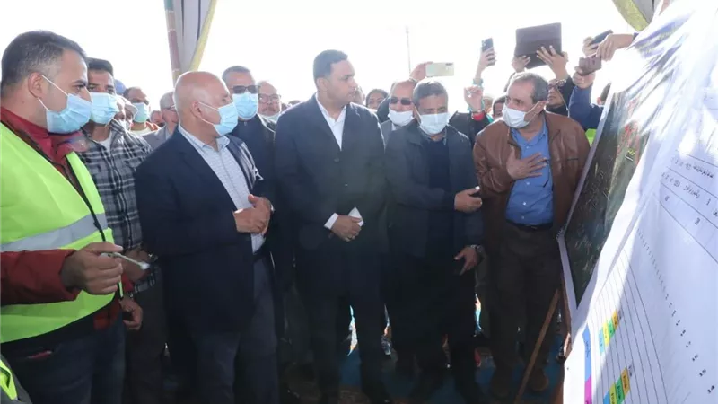 الفريق كامل الوزير والدكتور ايمن مختار يدشنان المرحله الثالثه لمشروع النقل الجماعى بمدينه المنصوره