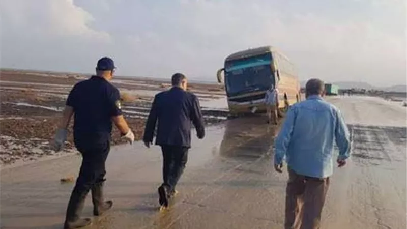 الأمطار الغزيرة تغلق طريق الزعفرانة ورأس غارب