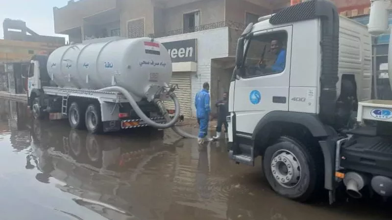 مياه البحر الأحمر تسحب تجمعات الأمطار بمدينة رأس غارب وتواصل اعلان حالة الطوارئ