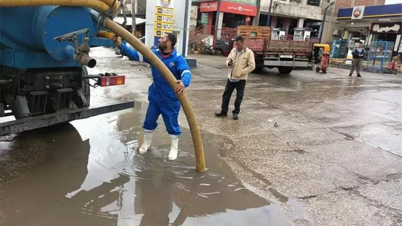 رئيس مياه القناة يتابع رفع تراكمات الأمطار ..صور