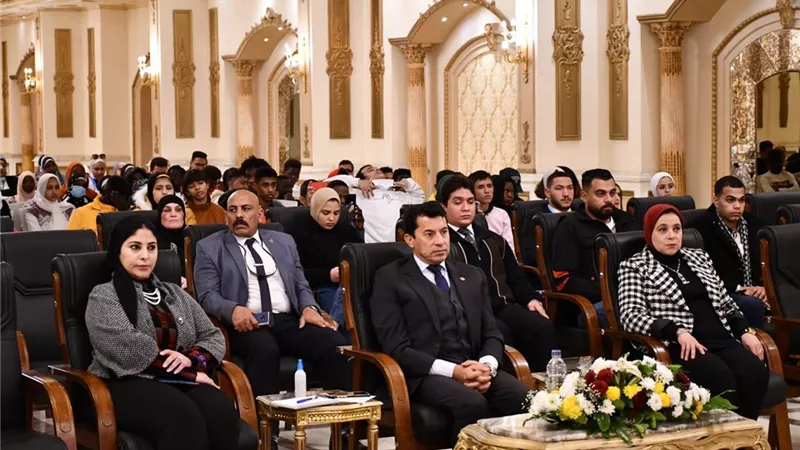 وزير الشباب يشهد جلسة 