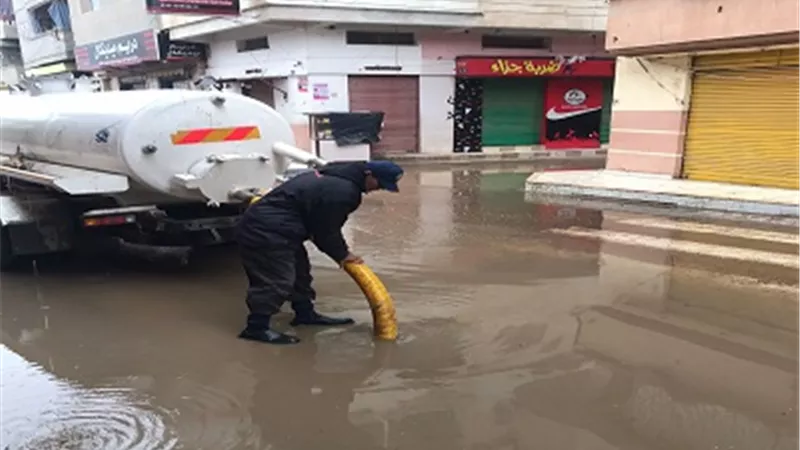 طقس سيئ وأمطار غزيرة بدمياط..وإنتشار واسع لسيارات كسح المياه