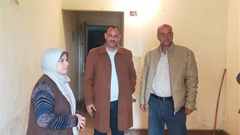 تسكين أسرة بعد تصدع منزلهم فى ببا بسبب موجة الطقس السيئ.. بالصور