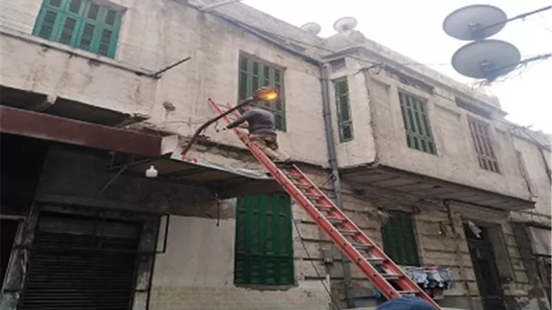 رفع الأعمدة الايلة للسقوط بحي وسط الاسكندرية