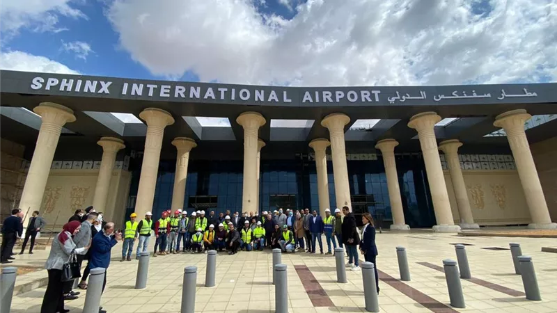 وزير الطيران: التوسع فى استخدام الطاقة الشمسية .. ودراسة استغلال المنطقة المحيطة بالمطار استثماريا
