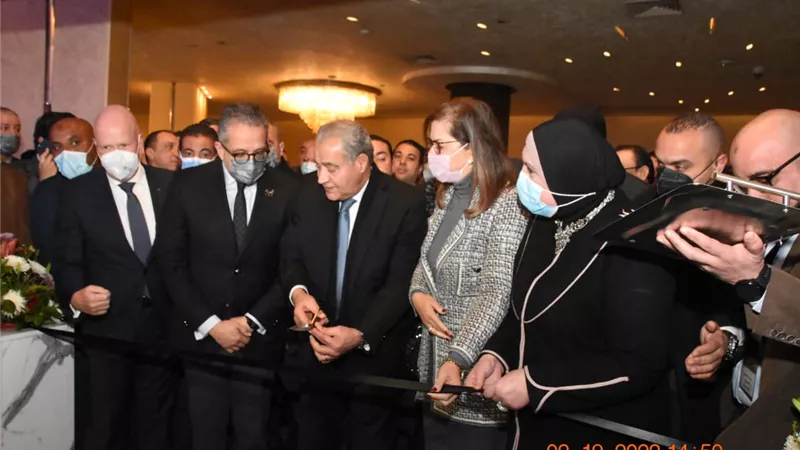 ٤ وزراء ومحافظ القاهرة يفتتحون معرض 