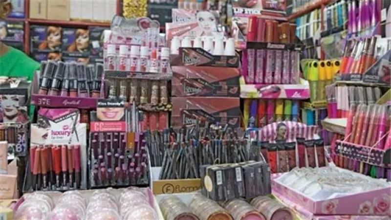 ضبط 6 ألاف عبوة مستحضرات تجميل مجهولة داخل مخزن في المرج