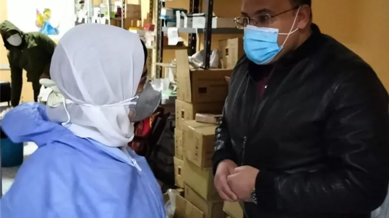 الحفناوى يفاجئ أقسام العزل بالمستشفى العام ويحيل المقصرين للتحقيق