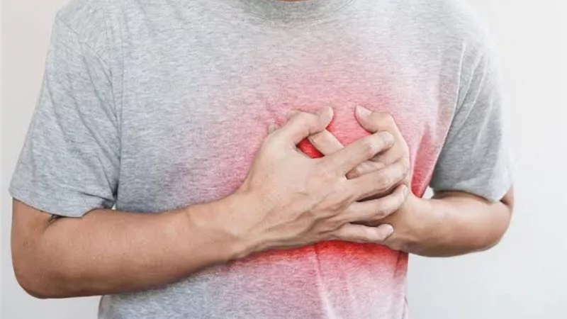 بالفيديو.. الإجراءات اللازم عليك فعلها عند شعورك بأعراض جلطة في القلب