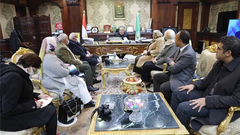 محافظ المنيا يبحث مع وفد برنامج مصر لتنظيم الأسرة آلية العمل بالقرى المستهدفة