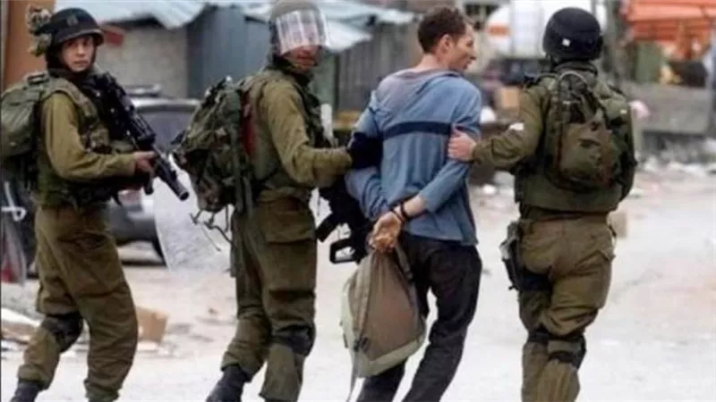 قوات الاحتلال الإسرائيلي تعتقل 4 فلسطينيين وتحتجز 3 آخرين بالضفة الغربية