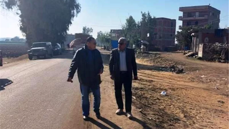 غراب يتفقد أعمال تغطية طريق أبوحاكم ميت أبوعلي ويأمر بمصادرة كميات السيراميك المشونة علي الطريق العام