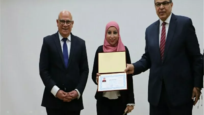 وزير القوى العاملة ومحافظ بورسعيد يسلمان شهادات التخرج وماكينات خياطة للمتدربين