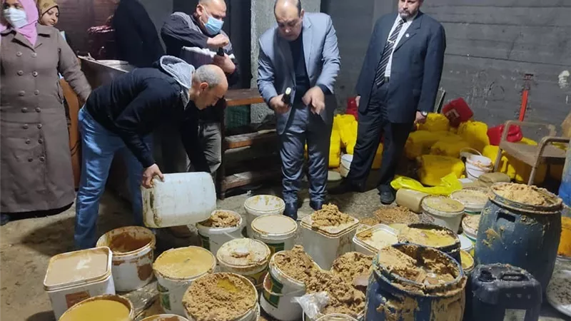 إعدام 1171 كيلو زيت ولحوم فاسدة قبل إعادة استخدامها في مطاعم الجمالية بالدقهلية