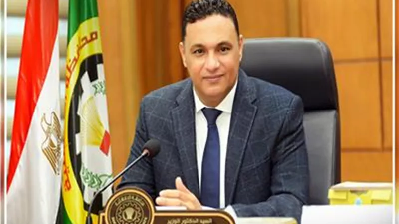 صرف مساعدات مالية لاسر المتوفين والمصابين بحادث انهيار مدخنة مصنع الطوب بميت غمر