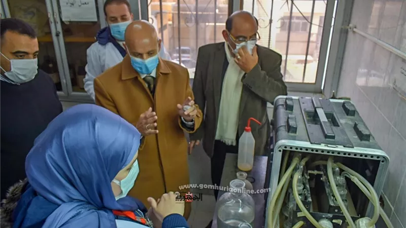 وكيل وزارة الصحة بالشرقية يتفقد الخدمات الصحية بمعمل الرصد البيئي ويكرم المتميزين به