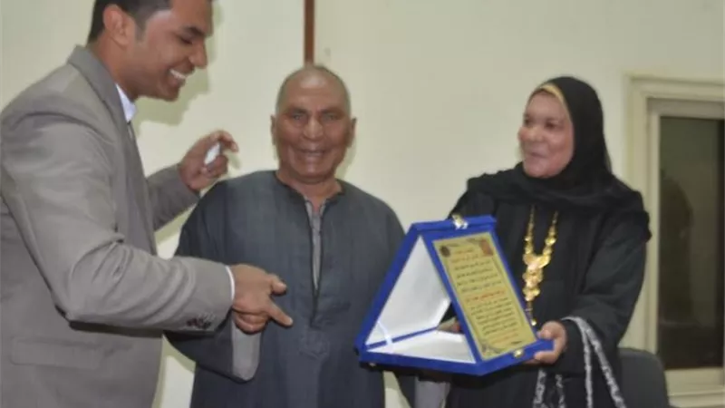أهالي إسنا جنوب الأقصر يكرمون ابنهم الطالب لتأهله للتصفيات النهائية بألمانيا