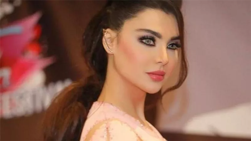 بعدما اتهمت بالإنجاب دون زواج.. قمر تكشف هوية والد ابنتها