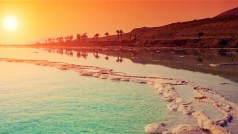 حكم زيارة البحر الميت للسياحة أو التداوي الصلاة عنده