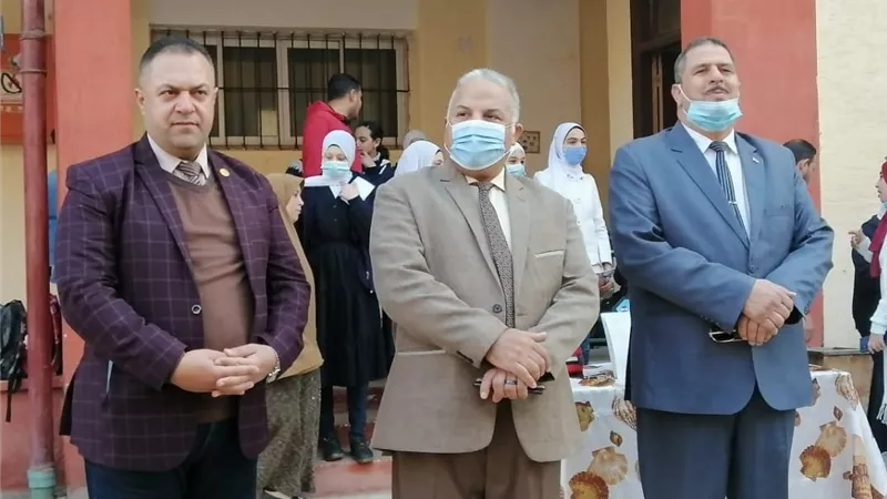 وكيل تعليم دمياط يفاجئ مدارس كفر البطيخ ويكرم المعلمين المشاركين في مبادرة 