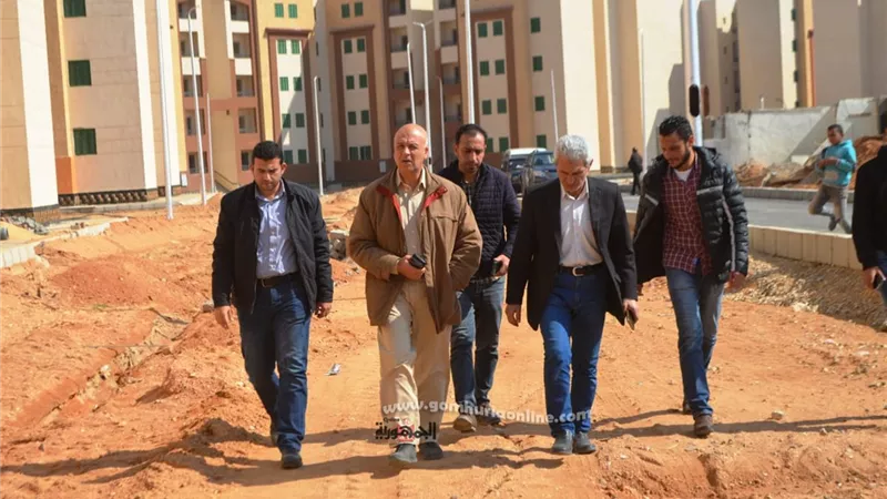 رئيس جهاز العاشر يتفقد اعمال الاسفلت وتنسيق مواقع الإسكان الاجتماعى والحى ٣٣