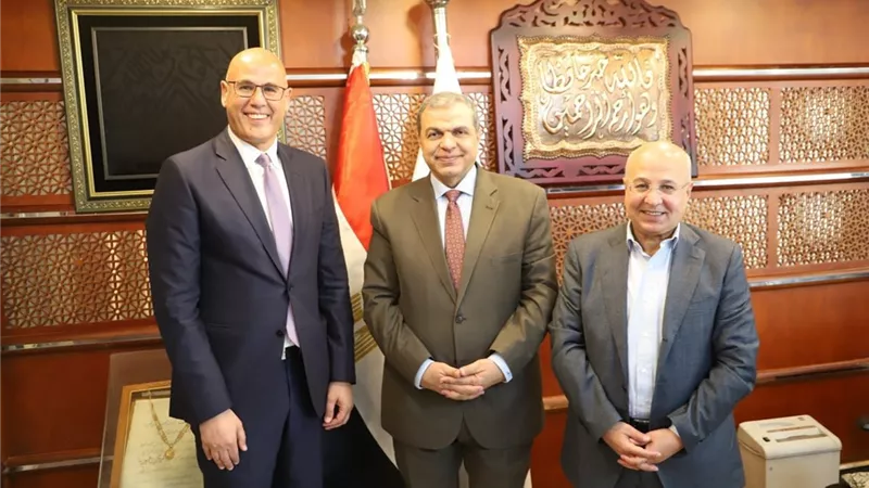 سعفان يشهد مراسم توقيع اتفاقية عمل جماعية تحقيق مزايا في الأرباح والحوافز والأجور لـ 4000 عامل