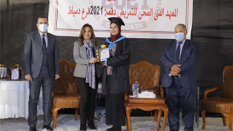محافظ دمياط تكرم أوائل المعهد الصحي للتمريض