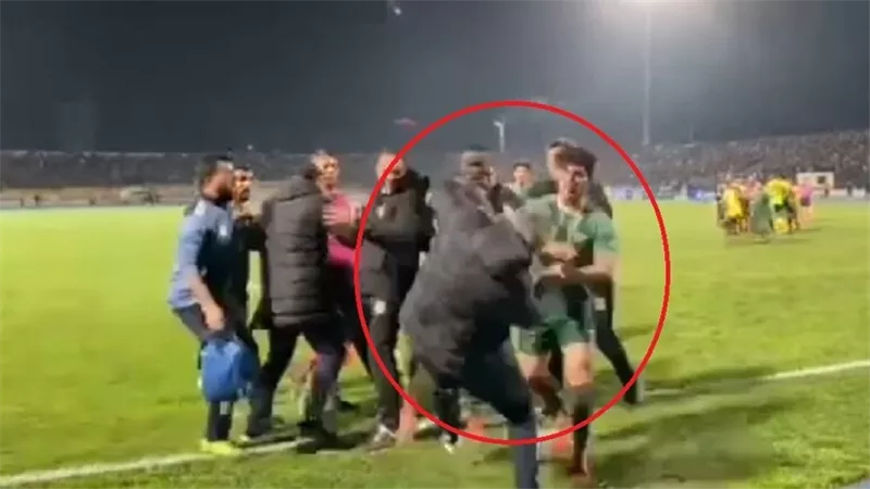 اعتداء عنيف على مدرب سوري في الدوري العراقي..اعرف السبب