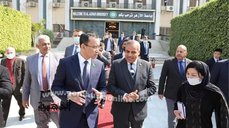 رئيس جامعة الأزهر يصطحب رئيس مجلس الشيوخ الكازاخستاني في جولة تفقدية للحرم الجامعي
