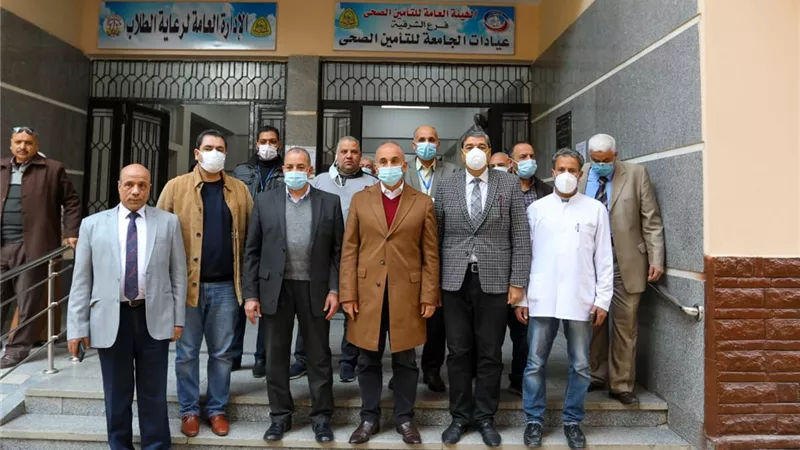 رئيس جامعة الزقازيق يطمئن على سير العمل بعيادات التأمين الصحى ويفتتح عيادة الأسنان