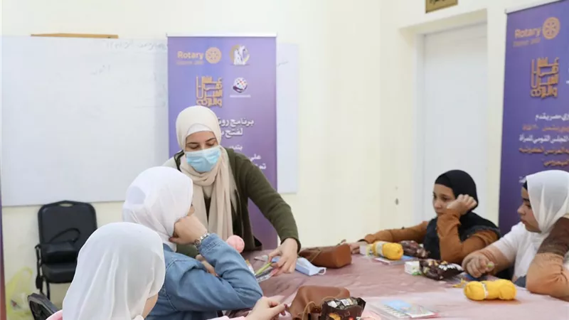 القومى للمرأة ينظم برنامجا تدريبيا لفتيات الأسمرات على صناعة الاميجورمى بالكروشيه