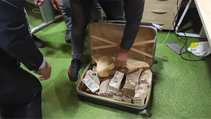 ضبط تشكيل عصابي تخصص في الاحتيال على المواطنين عبر تطبيق الرمال البيضاء