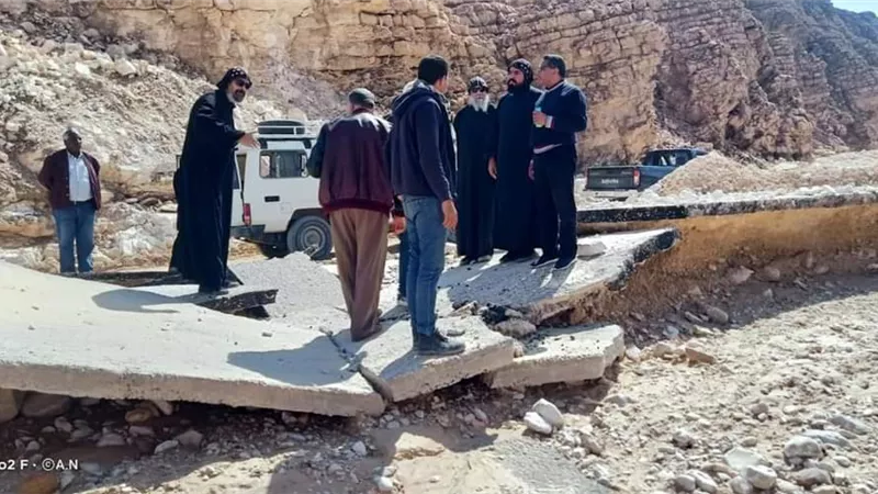 محافظ البحر الأحمر يوجه بسرعة فتح الطريق المؤدي إلي دير الأنبا بولا وإزالة تراكمات المياه