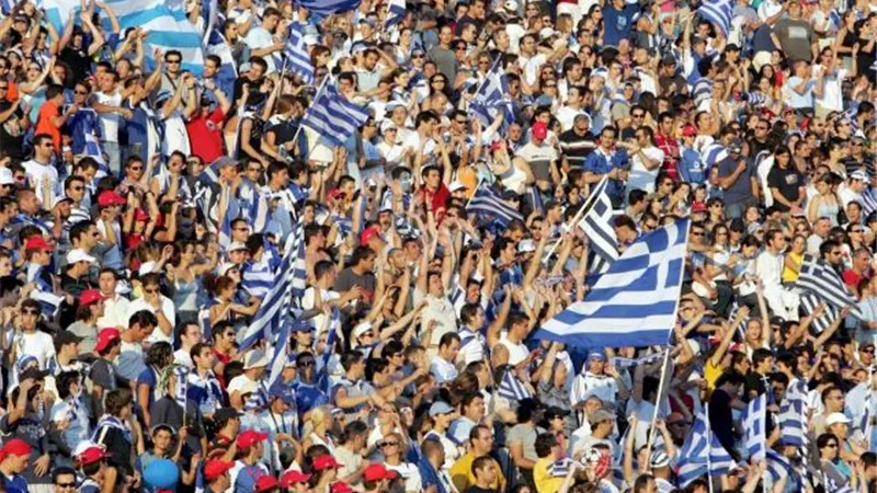 بعد مقتل مشجع .. إغلاق روابط الجماهير 5 أشهر باليونان