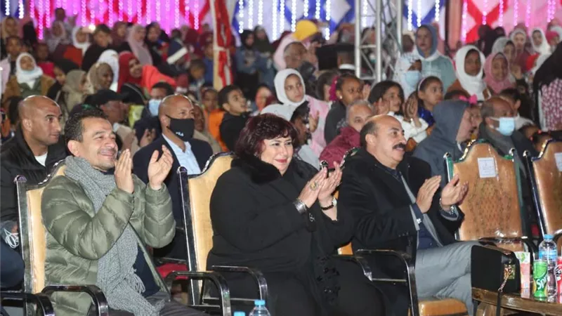 وزيرا السياحة والاثار والثقافة محافظ اسوان يشاركون الالاف الاحتفال الشعبي بختام مهرجان اسوان الدولي