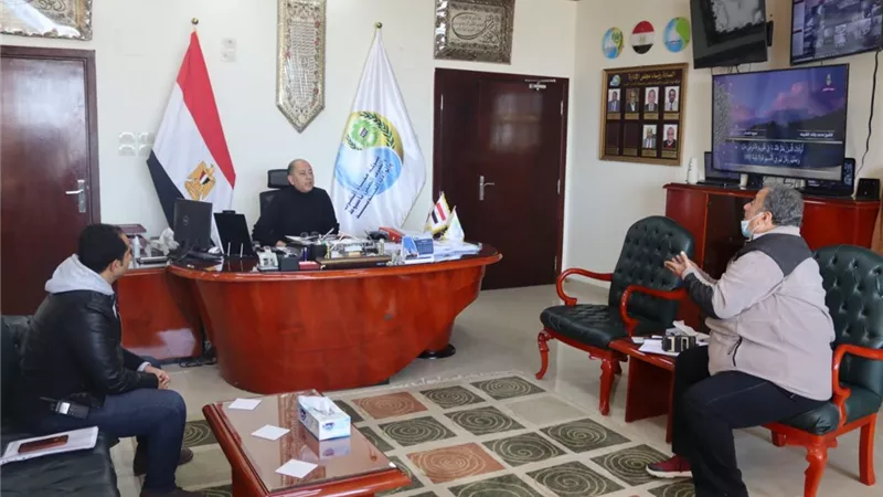 مياه أسيوط تناقش ترحيل خط مياه الوليدية المرشحة مع مهندسي التنفيذ الذاتي