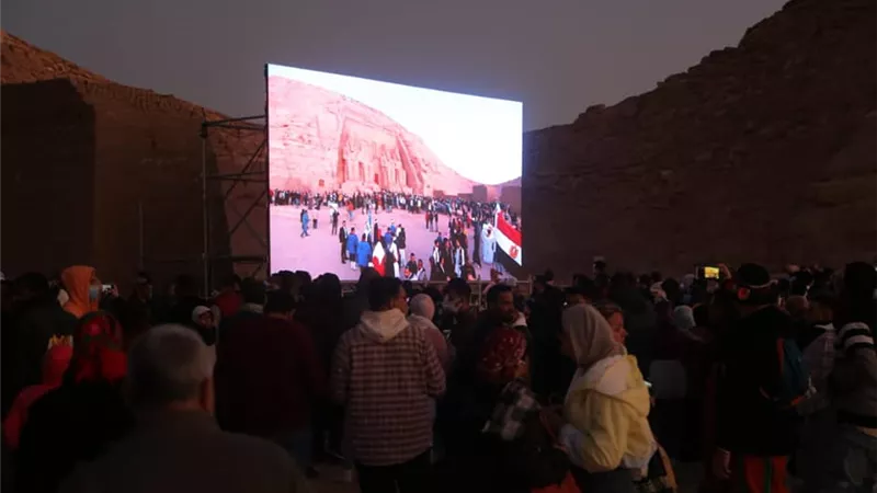 شاشات عرض كبيرة لبث ظاهرة تعامد الشمس مباشرةً للجمهور