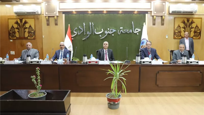 رئيس جامعة جنوب الوادى يترأس لجنة اختيار عميدي الطب البيطري والزراعة بقنا