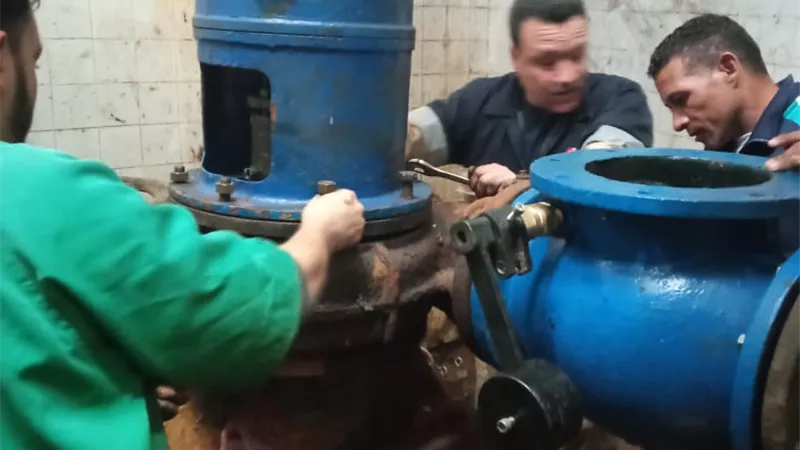 صيانة طلمبات محطات رفع الصرف الصحي بمحافظات القناة..صور