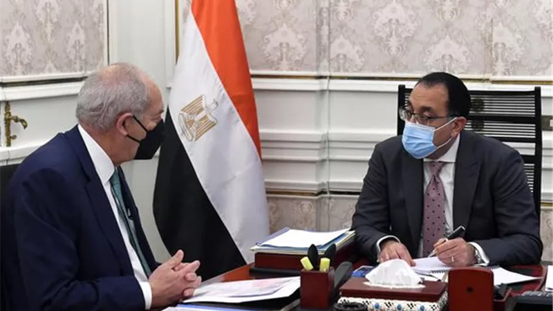 رئيس الوزراء يتابع موقف المشروعات المنفذة والمرافق والبنية الأساسية في المنطقة الاقتصادية