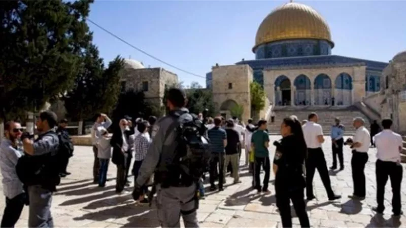 عشرات المستوطنين يقتحمون المسجد الأقصى