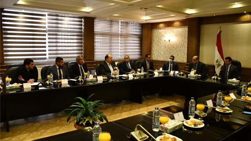 وزير الرياضة يبحث ترتيبات مباراة مصر والسنغال مع الجهات المعنية