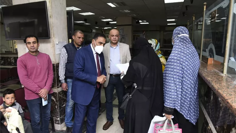 جولة مفاجئة لمحافظ مطروح لمراكز خدمة المواطنين