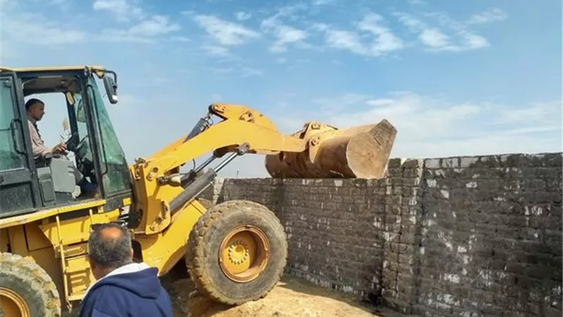 الموجة 19 ..إزالة ١٠ حالات تعد على أملاك الدولة بالتل الكبير في الإسماعيلية..صور