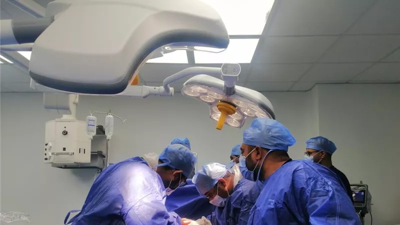 عملية جراحية ناجحة لتفريغ تجمع صديدى على رئة مريض بمستشفى الكرنك الدولى بالأقصر