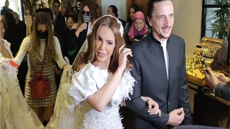 سوسن بدر تهنئ دنيا عبد العزيز بعقد قرانها