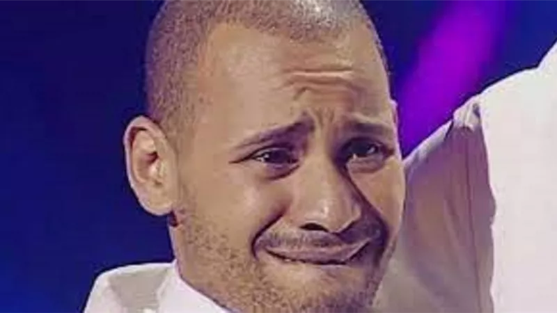محمد الريفى يبكى فى شوارع المغرب من اجل عيون امه.. فيديو